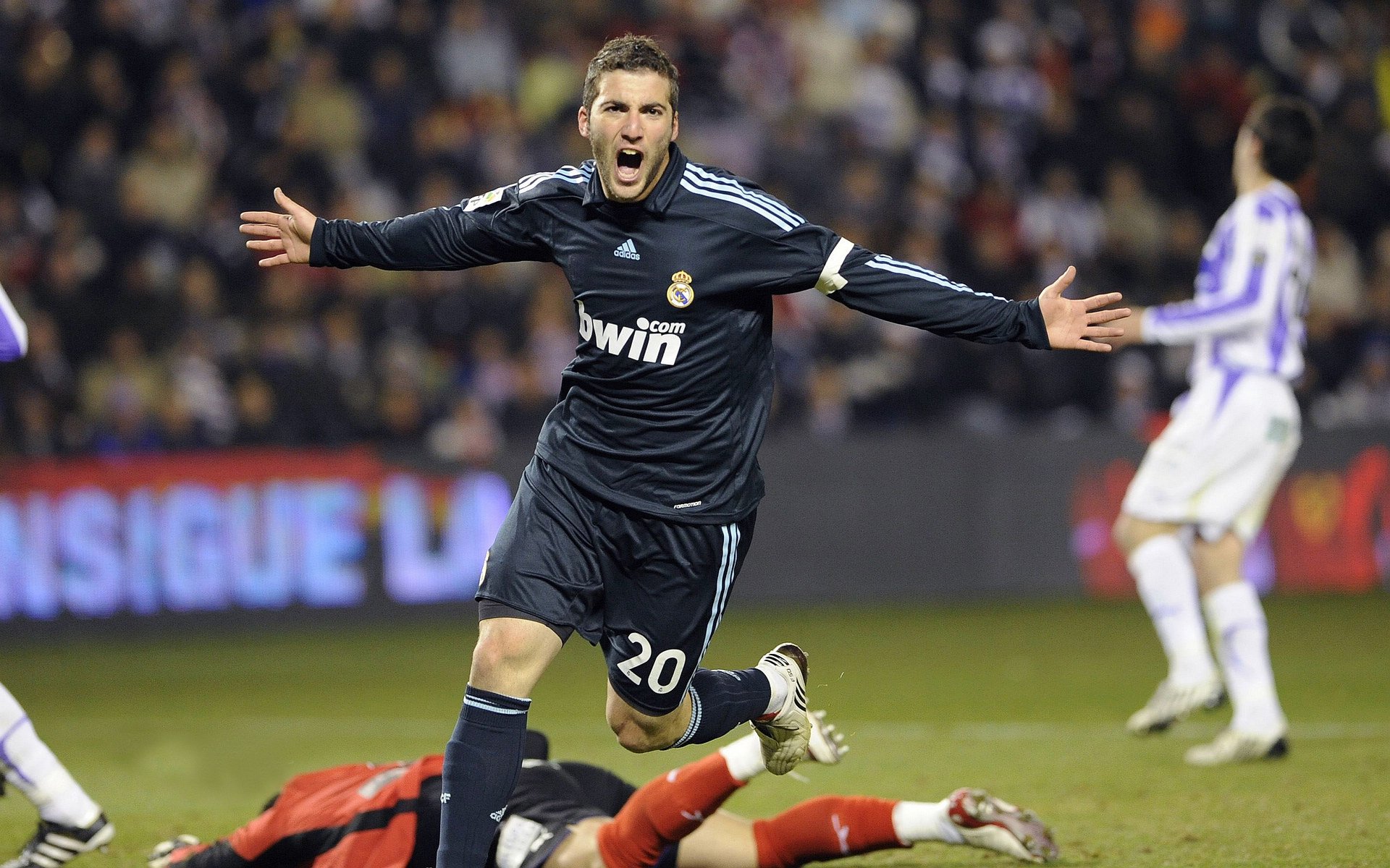 教练盛赞球员表现：他们为国争光，当教练的球星